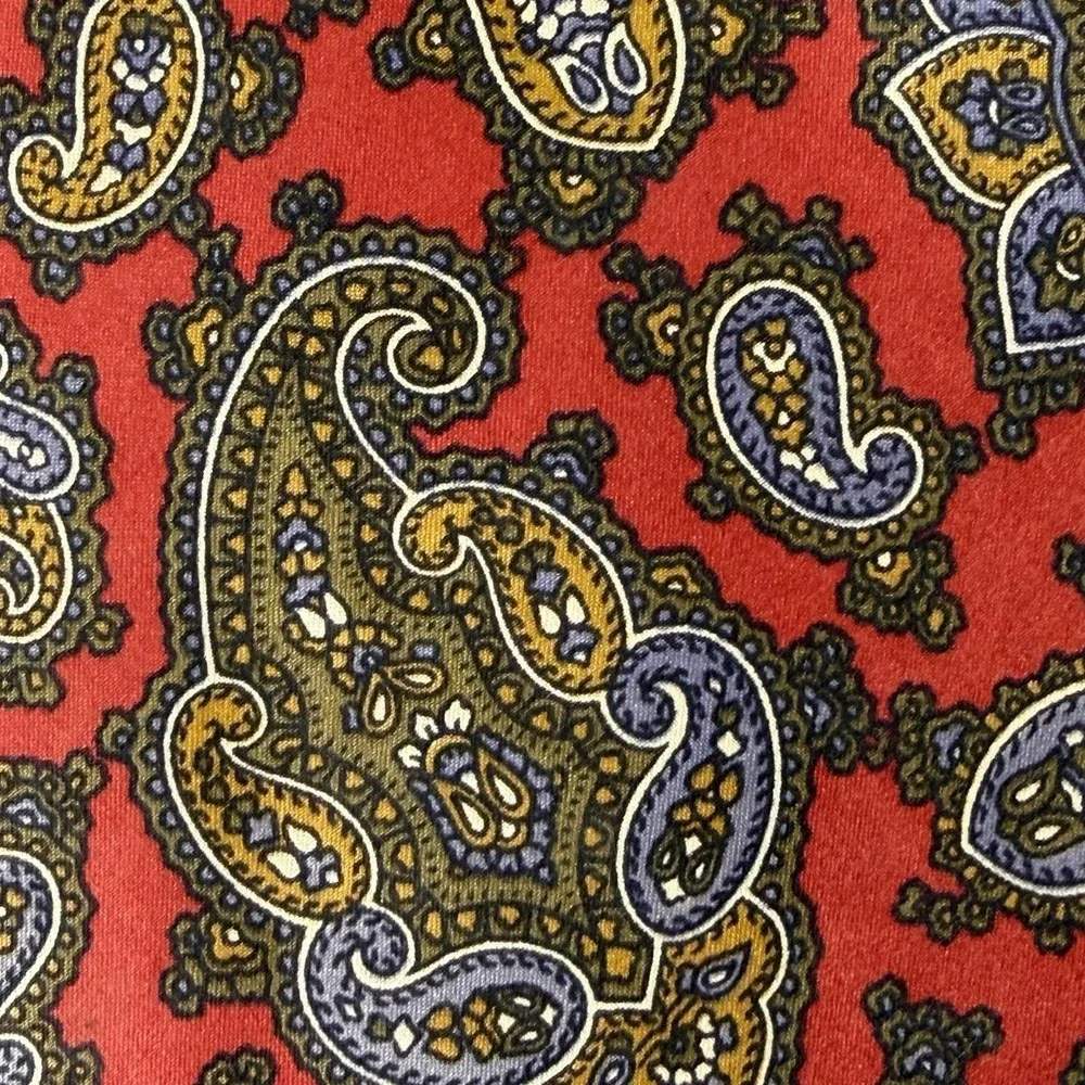 Vintage Geoffrey Beene Red Paisley 100% Silk Necktie Made in Italy 56x3.6
